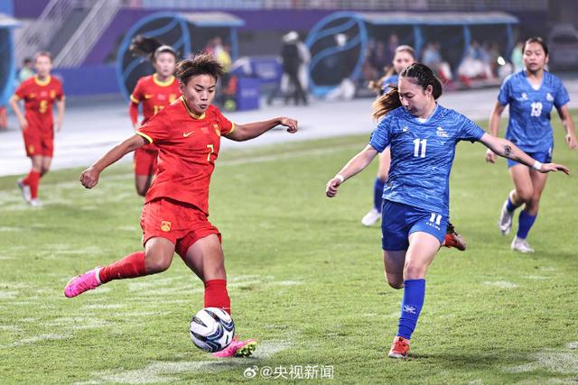 中国女足队员表现出色，助力球队赢得关键胜利